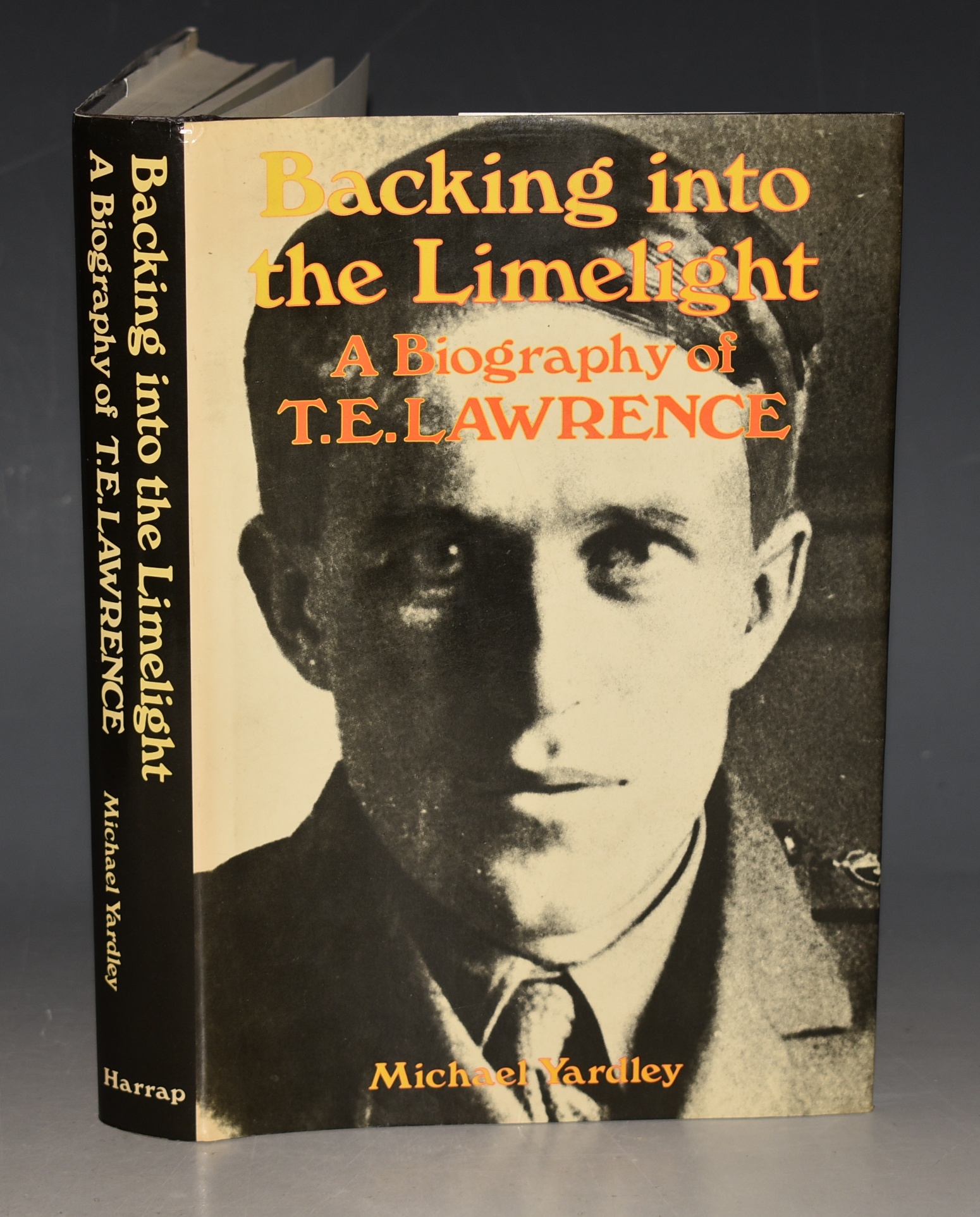 Backing into the Limelight. A Biography of T. E. Lawrence.
